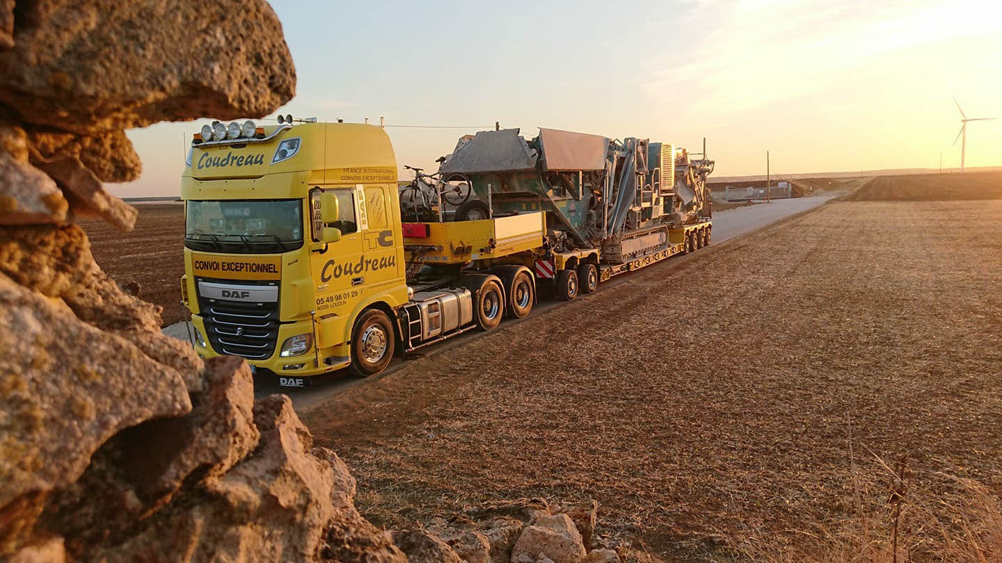 éolienne route camion