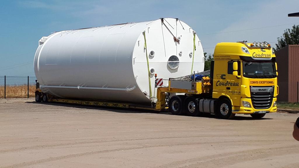 gros chargement camion jaune